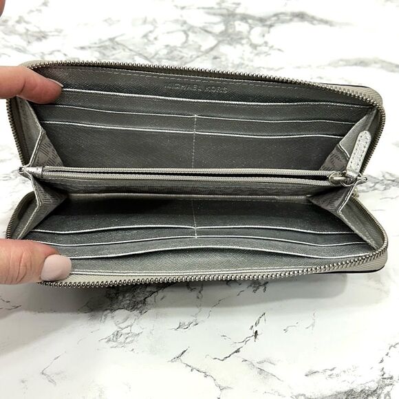 New MICHAEL KORS BLACK/SILVER TRAVEL CONTINENTAL LEATHER WALLET - Picture 10 of 11